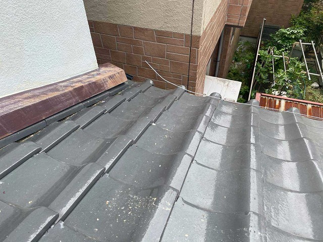 瓦の状態を確認